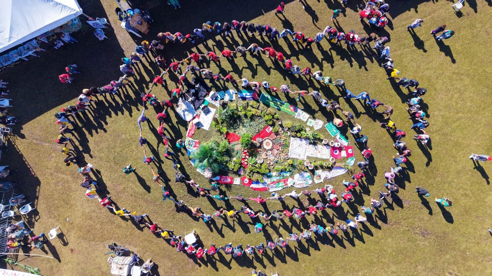 Pessoas se reúnem em círculos durante a  23ª Jornada de Agroecologia, realizada entre 18 e 21 de junho de 2026 na Universidade Federal do Paraná, em Curitiba (PR)